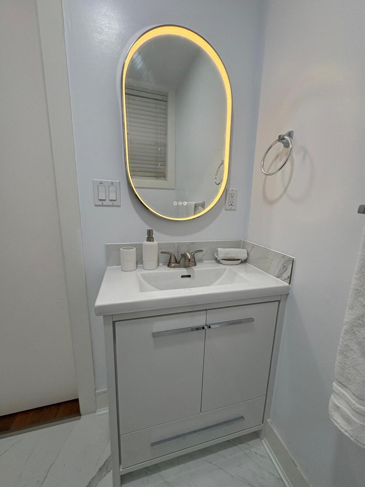 Guest Room With Private Bath In Langford 維多利亞 外观 照片